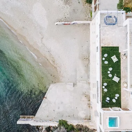 Bedwave Seaside Mansion * Pireo